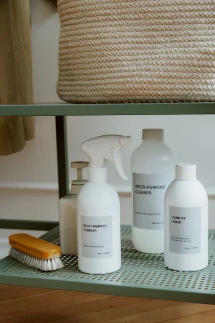 Cleaner utilisant un aspirateur dans un cadre intérieur élégant, mettant en valeur le matériel et les techniques de nettoyage.